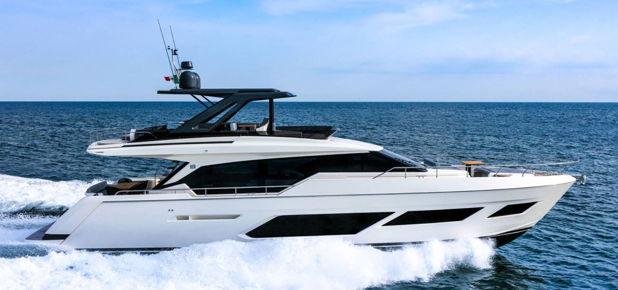 yacht mit flybridge