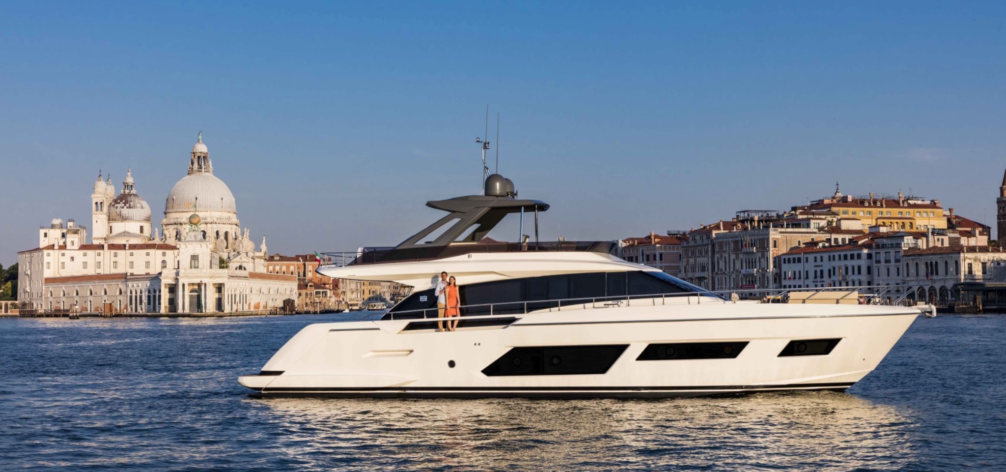 yacht mit flybridge