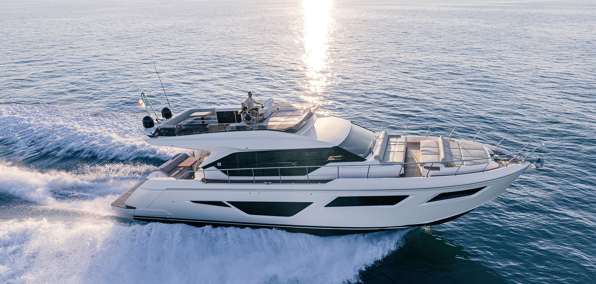 yacht mit flybridge