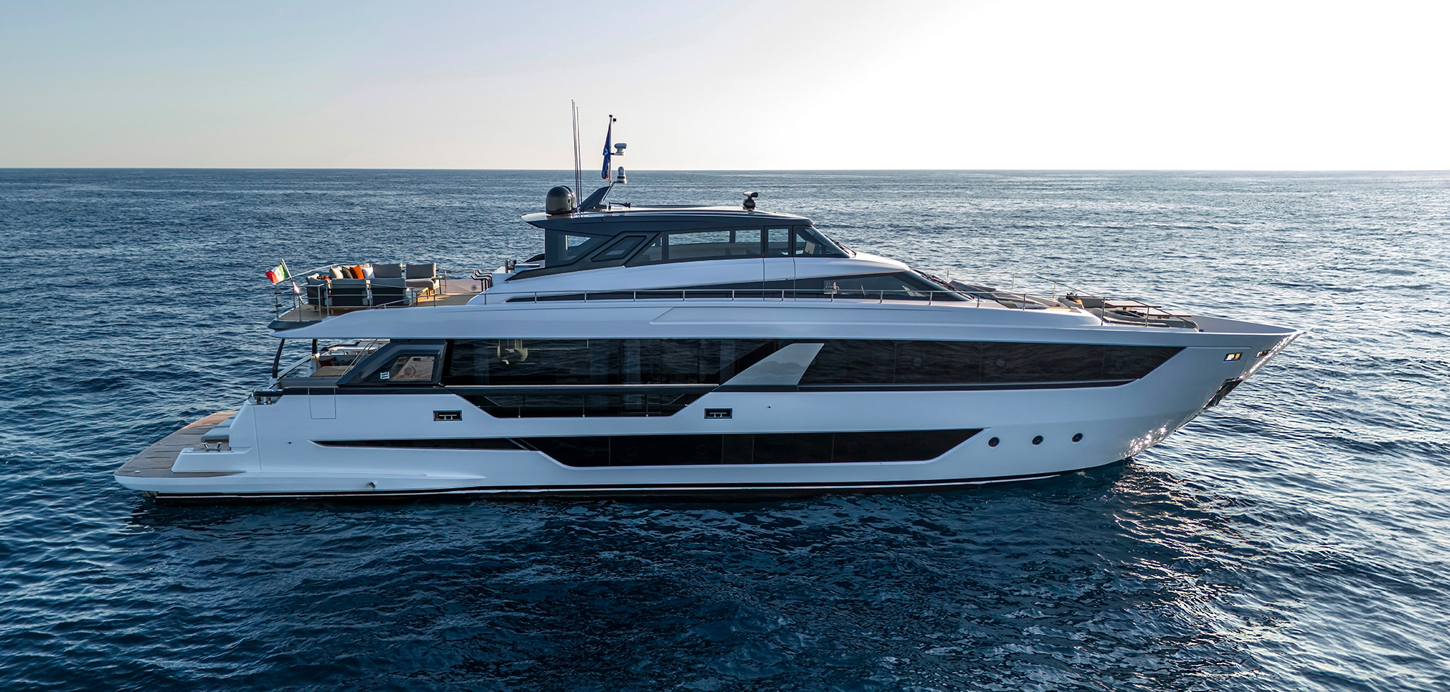 yacht mit flybridge